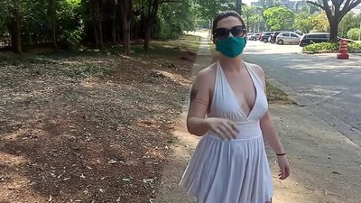 सार्वजनिक नग्नता: रूस की एक लड़की रियो डी जनेरियो की सड़कों पर अपने कपड़े उतारने की कोशिश करती है। वह लगभग गिरफ्तार हो गई।