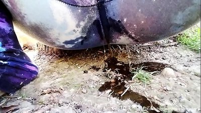 गली में मूतना! आओ देखें LilKiwwiMonster उसकी जाँघिया भीग रही है और गंदगी में पेशाब कर रही है!